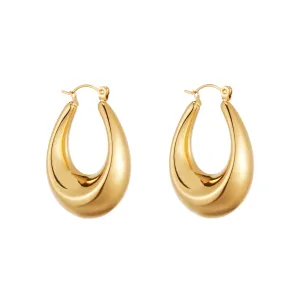 Oval Chunky Hoop Earrings in Gold