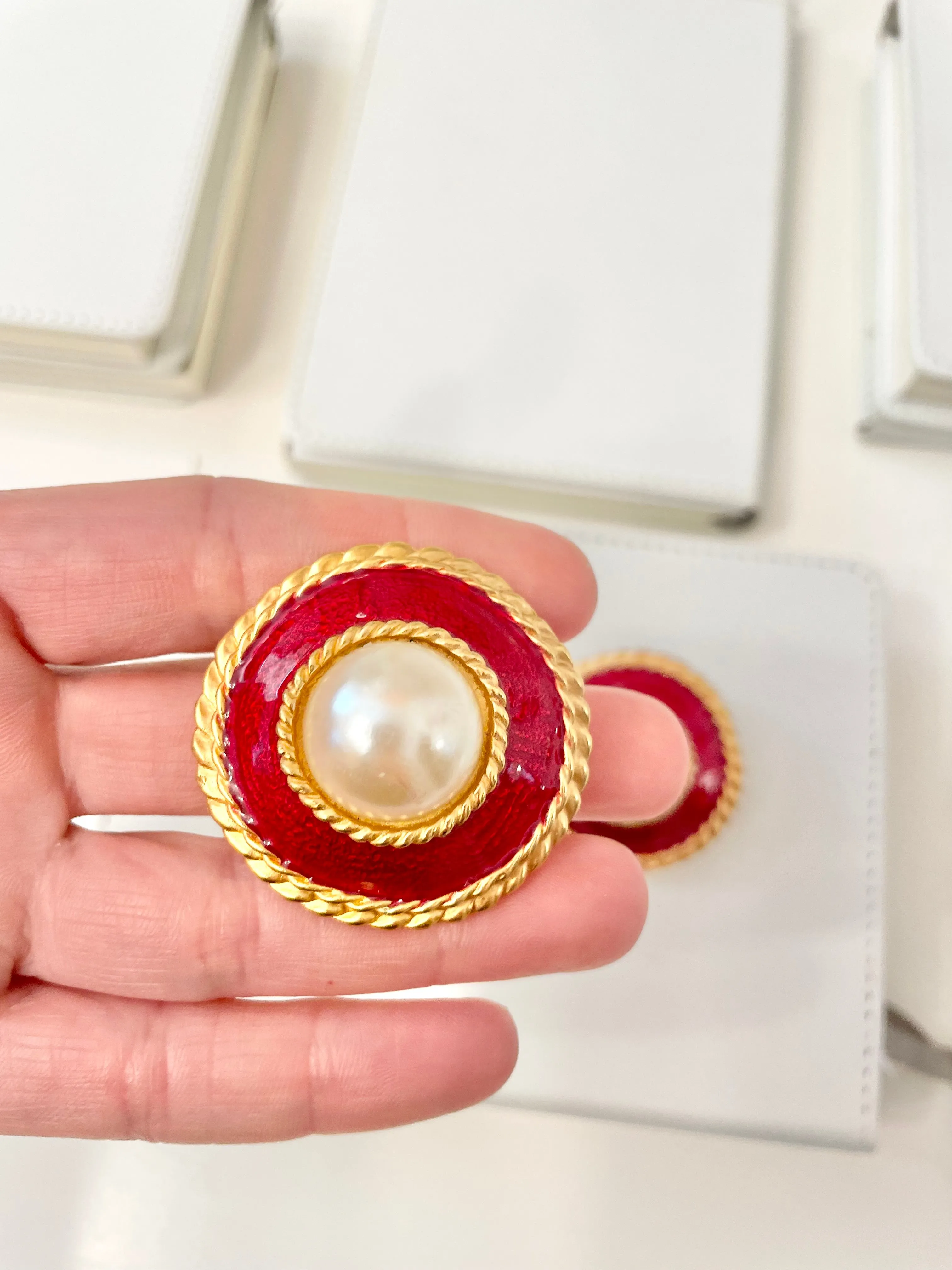 The Socialite.. and her love of large pearls! oh my..